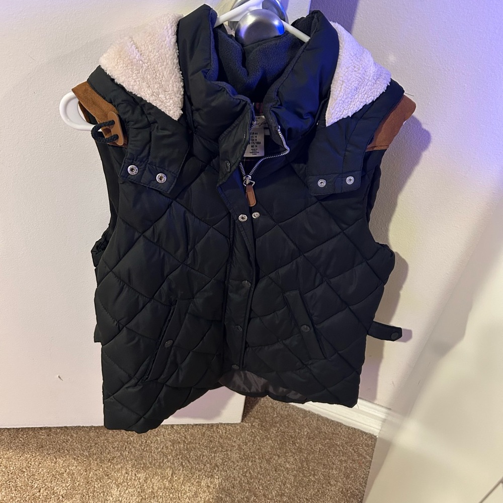Black Puffer vest w/removabale hood